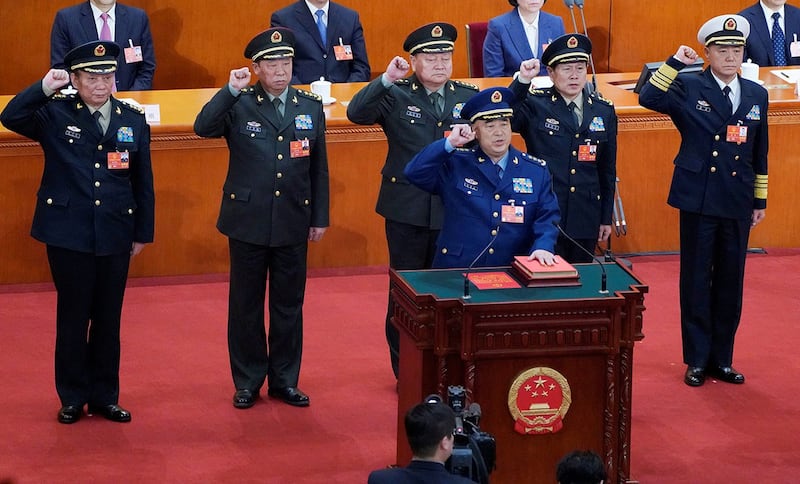 2018年3月18日，新一届中国国家中央军委大部分成员——6位上将在北京人民大会堂宣誓就职。排名第一的副主席许其亮手抚宪法，后排从左到右：军委委员、 中央军委纪委书记兼中纪委副书记张升民，军委委员、中央军委联合参谋部参谋长李作成，军委副主席张又侠、委员、国防部长魏凤和、委员、中央军委政治工作部主任苗华。（路透社）