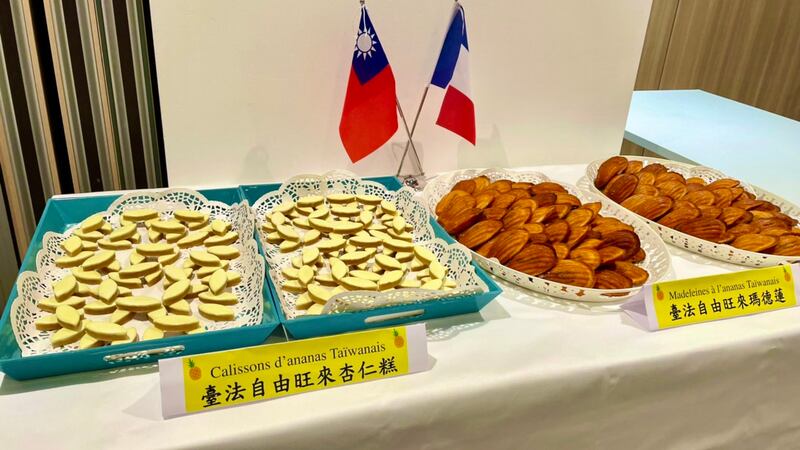 会场摆设台法自由旺来玛德莲和台法自由往来杏仁糕。（蔡凌提供）