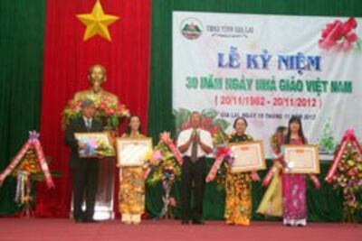 Các Thầy Cô tại Gia Lai tổ chức Lễ Kỷ niệm Ngày Nhà Giáo Việt Nam 20/11. Photo courtesy gialai.gov.vn