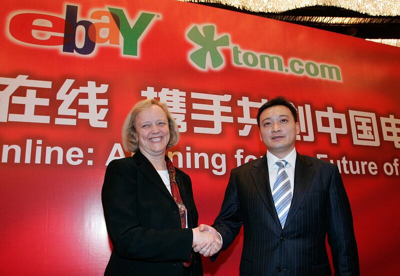 2006 年 12 月 20 日，eBay首席执行官MegWhitman女士（左）和易趣网首席执行官王雷雷在上海举行的新闻发布会上握手。（路透社）