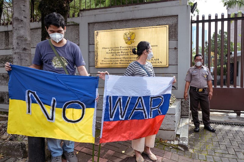 Protesters display the flags of Russia and Ukraine during an anti-war demonstration in front of the Russian embassy in Jakarta to call on Russia to stop its invasion of Ukraine, March 4, 2022. Credit: AFP