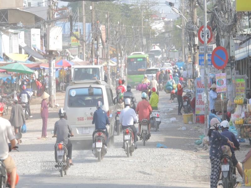 Đường Lê Đức Thọ đoạn từ Cầu Cụt đến cầu Trường Đai khoảng 2km luôn trong tình trạng ổ gà, bụi bặm. 