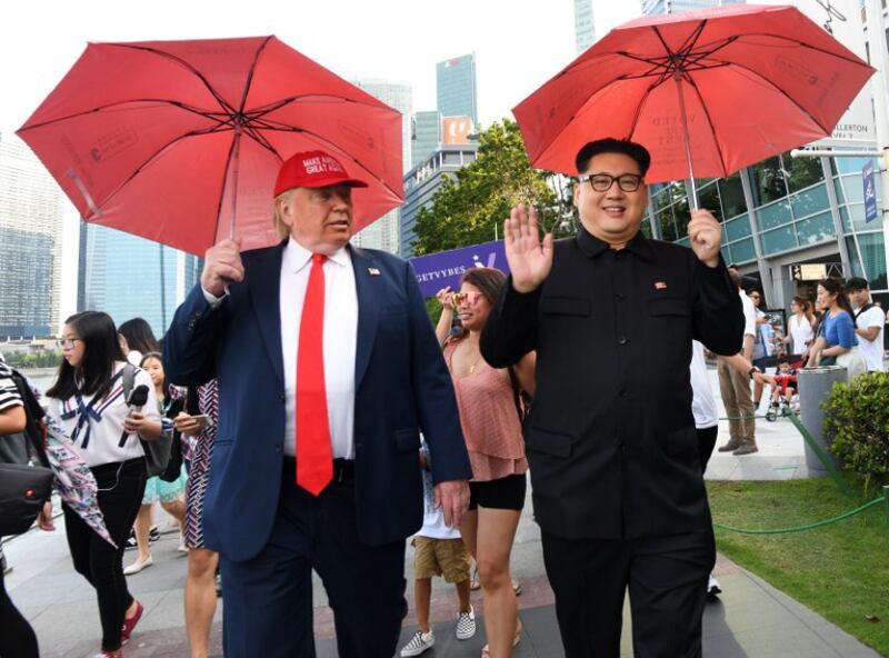 Howard X (phải) đóng giả Chủ tịch Bắc Hàn Kim Jong Un và Dennis Alan (trái) đóng giả Tổng thống Mỹ Donald Trump ở công viên Merlion tại Singapore hôm 8/6/2018