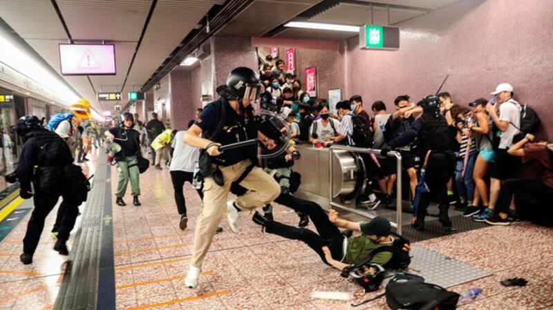 2019年8月31日，警方在香港太子地铁站袭击抗议者。（美联社）