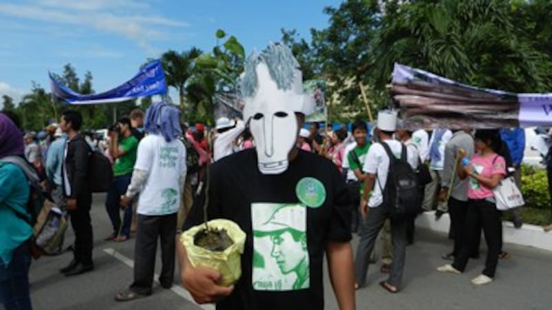 A forest activist is wearing Chut Wutty's mask to mark the World Environment Day in Phnom Penh, June 5, 2012. Credit: RFA