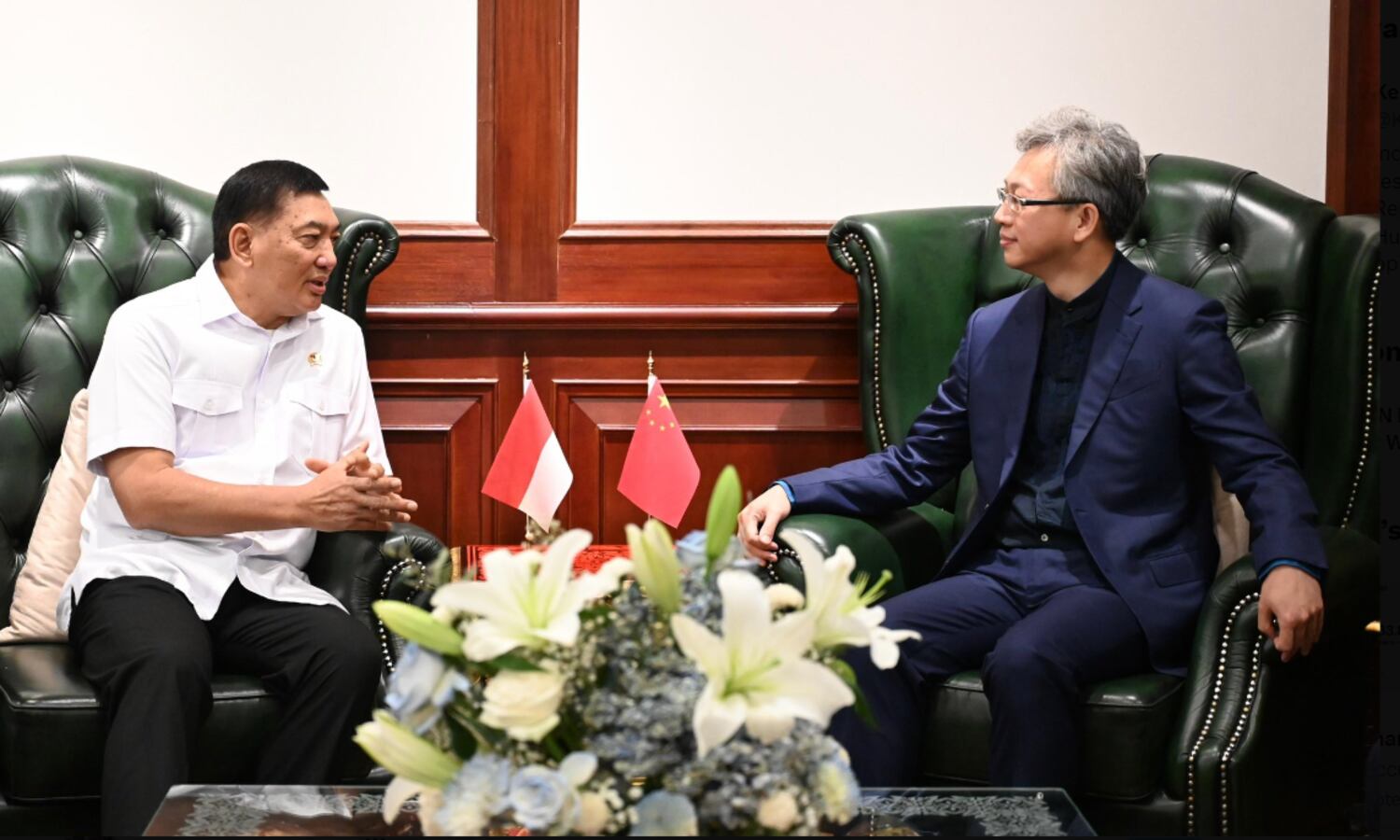 Der neue indonesische Verteidigungsminister Sjafrie Sjamsoeddin trifft sich am 24. Oktober 2024 mit dem chinesischen Botschafter Wang Lutong im Verteidigungsministerium in Jakarta.