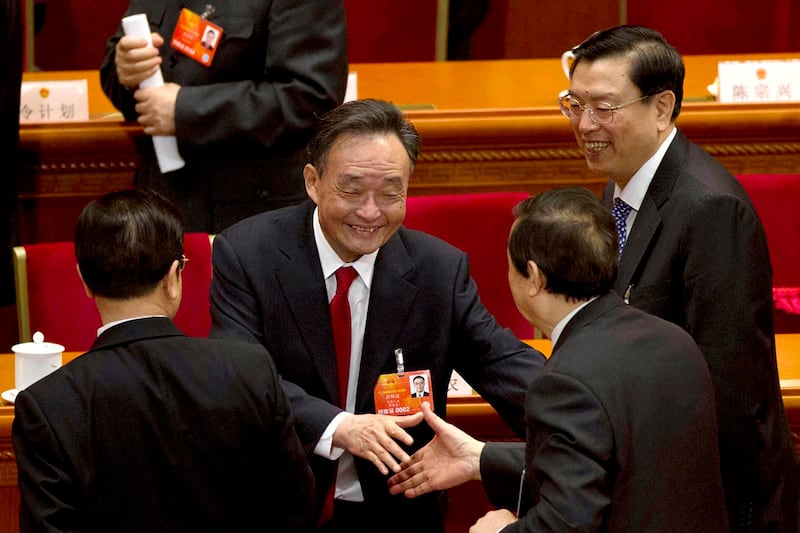 2013年3月8日，卸任的全国人大常委会委员长吴邦国，在人民大会堂接受其他代表的祝贺。(美联社资料图片)