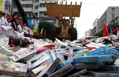 Các băng nhạc phim ảnh lậu bị tịch thu và mang ra thiêu hủy. AFP