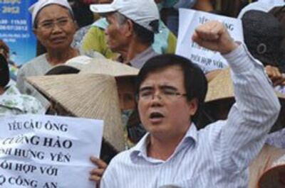 Luật sư Lê Quốc Quân tham gia biểu tình chống Trung Quốc hôm 8 tháng 7,2012 tại Hà Nội. AFP photo.