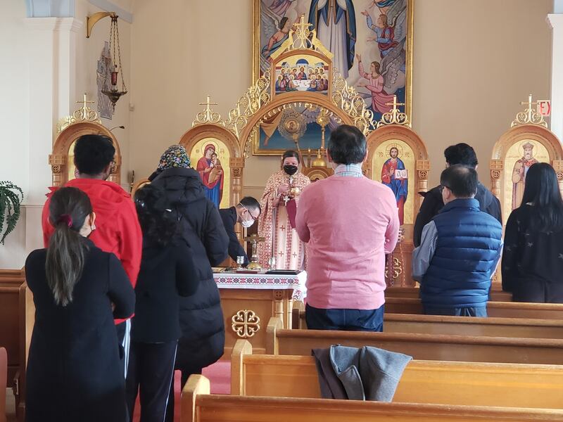 列治文市的东正教会的苏神父为乌克兰祈福，他说人人都该捍卫民主自由的信仰。 (记者柳飞拍摄)