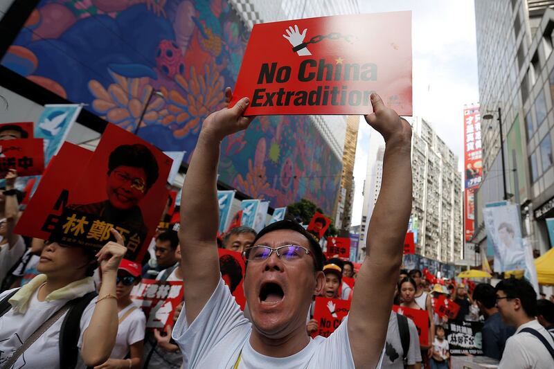 2019年6月9日，香港百万人游行反对特区政府修订《逃犯条例》，示威群众手持着标语“不要引渡到中国”。（路透社） 