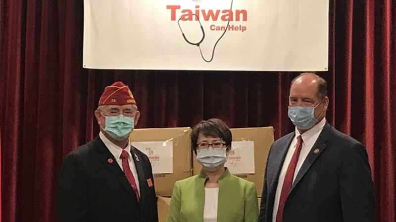 美国退伍军人协会总会长奥斯佛、台湾驻美代表萧美琴、美国众议员约霍（由左至右）（记者陈品洁摄影）