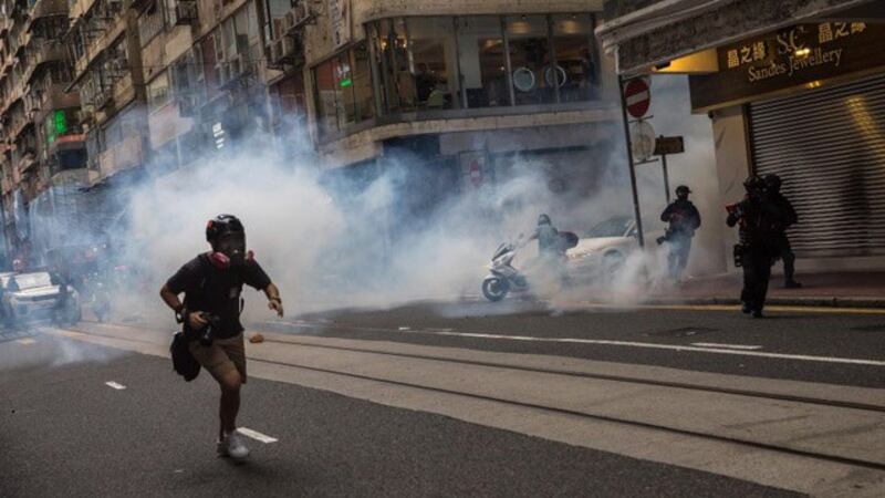 七月一日香港人上街抗议国安法，港警发射催泪弹。(法新社)