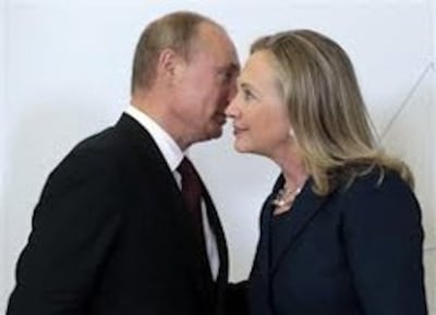 Tổng thống Nga Vladimir Putin chào đón Ngoại trưởng Mỹ Hillary Clinton tại hội nghị thượng đỉnh APEC 2012- kyivpost.com photo