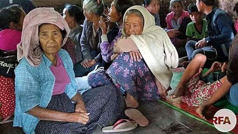 Civilians displaced by fighting between Myanmar forces and the Arakan Army take shelter near a village in Mrauk-U township, western Myanmar's Rakhine state, March 5, 2019.