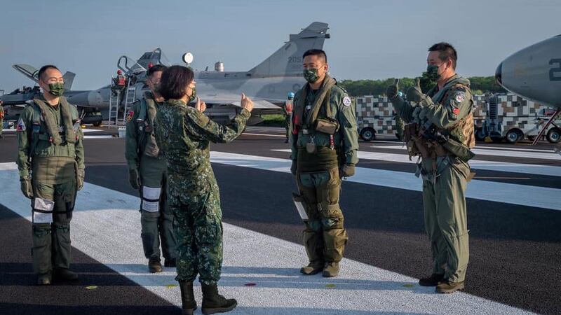 台湾联合陆海空汉光演习，15日进行外界视为最大看点的佳冬战备道演练，四型战机起降整补，蔡英文视导验证平日成果。（国防部提供）