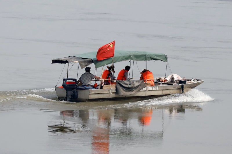 Hình minh hoạ. Tàu Trung Quốc với một đội khảo sát trên dòng Mekong ở biên giới với Lào và Thái Lan hôm 23/4/2017 