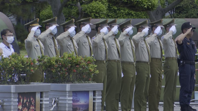 总统府秘书长李大维(前排左二)率官员在总统府前向李登辉致意。(记者 李宗翰摄)