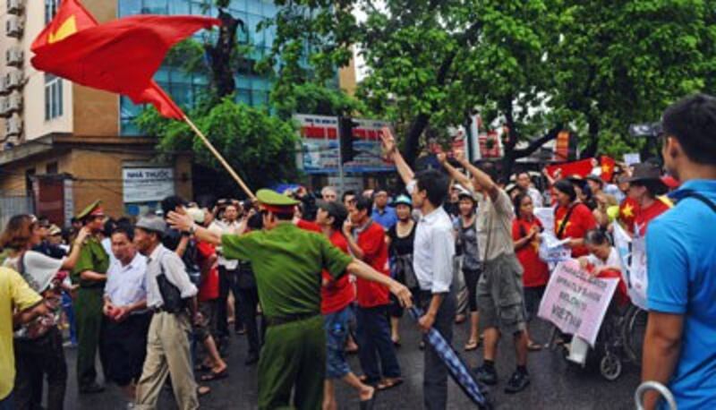 Những người biểu tình chống Trung Quốc tuần hành về phía Đại sứ quán Trung Quốc tại Hà Nội ngày 01 tháng 7 năm 2012.