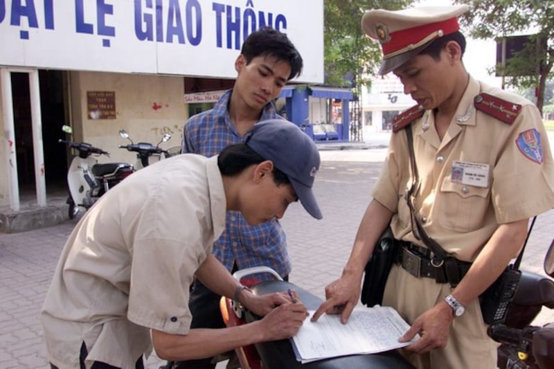 Ảnh minh họa. Một trường hợp bị cảnh sát giao thông xử phạt tại Hà Nội. 