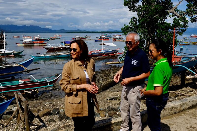 U.S. Vice President Kamala Harris (left) visits a fishing community in Tagburos village on Palawan island, a frontline territory in the Philippines' dispute with Beijing over the South China Sea, Nov. 22, 2022. (Jason Gutierrez/BenarNews)