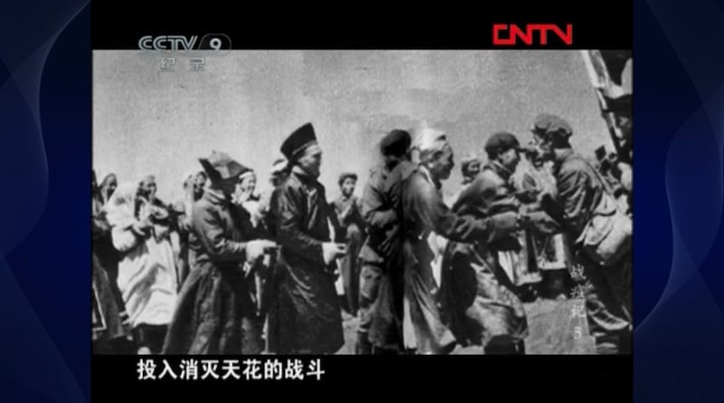 CCTV纪录片《战痘记》截屏，宣传解放军医疗队去少数民族地区种痘。