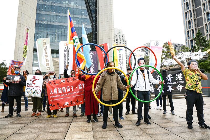 西藏台湾人权连线等台湾公民团体12日集结在台北中国银行前控诉中共侵害人权，呼吁各界抵制北京冬奥。（西藏台湾人权连线提供）