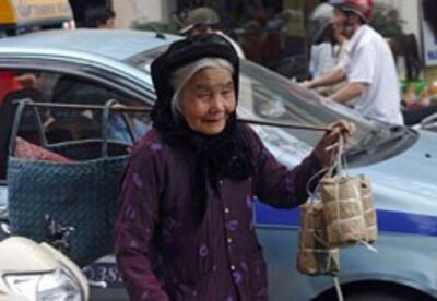 Cụ già bán bánh chiều 26 tết Quý Tỵ ở Hà Nội, ảnh minh họa. AFP photo