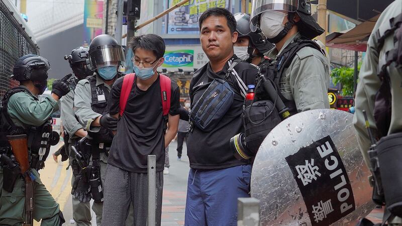 图为，2020年5月24日，香港举行反恶法大游行中，防暴警察抓捕示威者。（美联社）