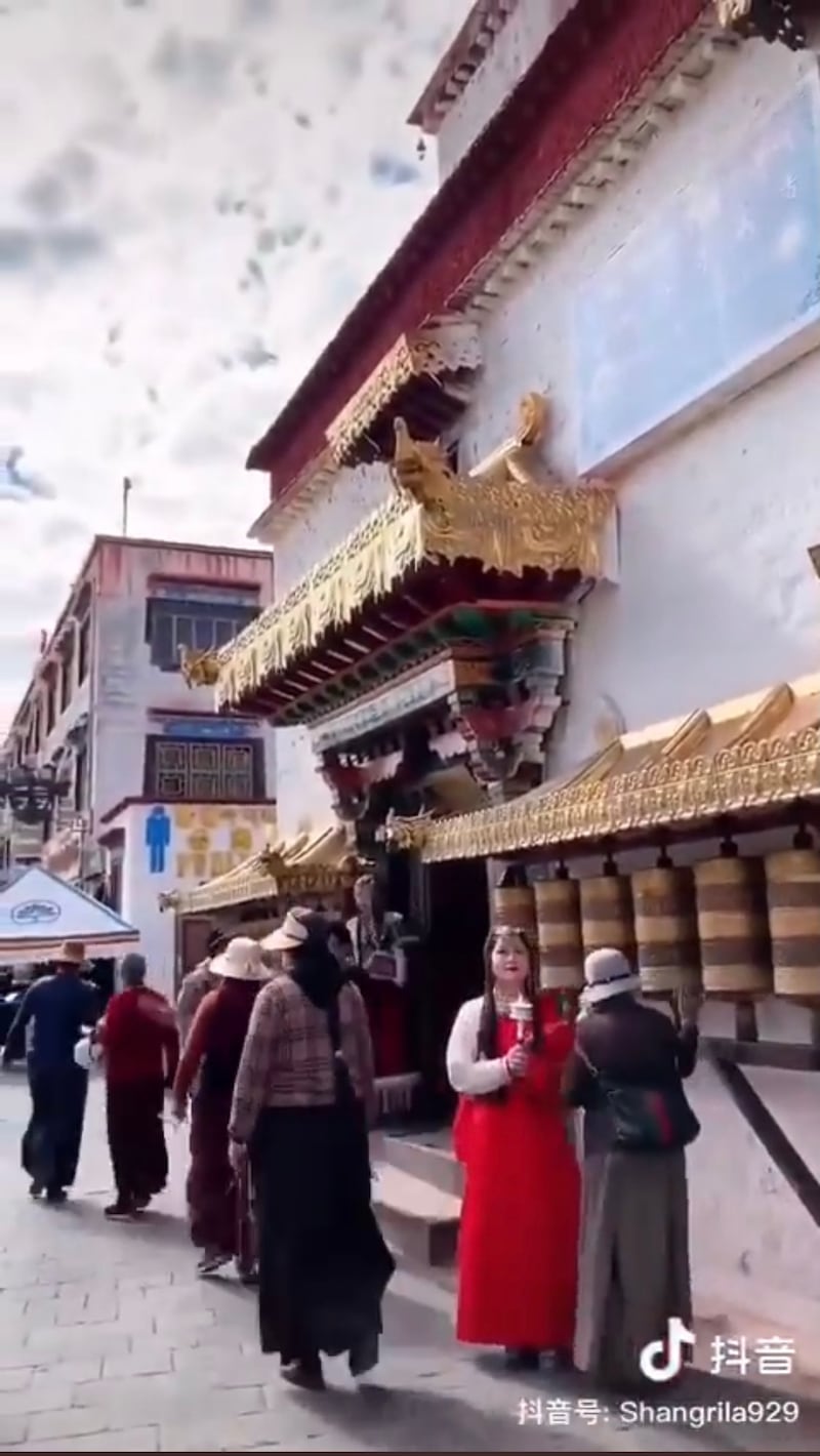 在帕廓的寺院前拍照的游客挡住藏人转经。（抖音视频截图）