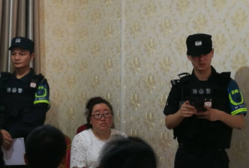 贵阳市公安局特警在教会内。（志愿者提供/记者乔龙）