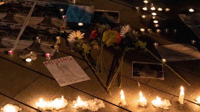 香港中文大学民主女神像被拆后，中大师生在女神像原址空地上放下鲜花、点上烛光悼念。(AFP)