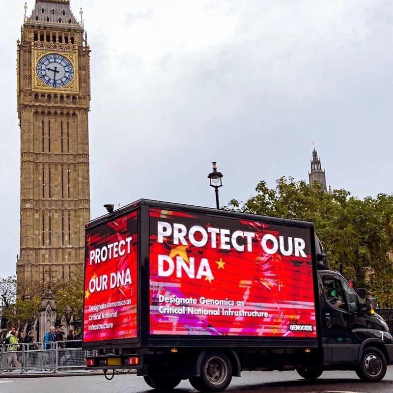 英国维吾尔人权组织“停止维吾尔种族灭绝”游走于伦敦国会大厦和布莱切利园峰会会场外。（X截图）