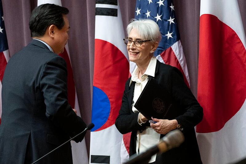 美国副国务卿舍曼（Wendy Sherman）（右）强调，美日韩三边合作在处理地区问题上具有重要意义，其中包括应对"中国提出的挑战"。（美联社图片）