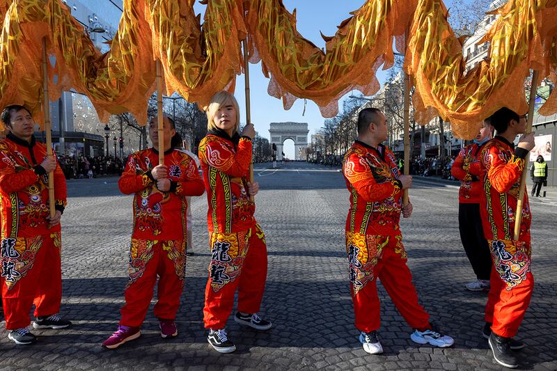 2025年2月2日，巴黎市中心的香榭丽舍大以舞龙表演庆祝中国新年。