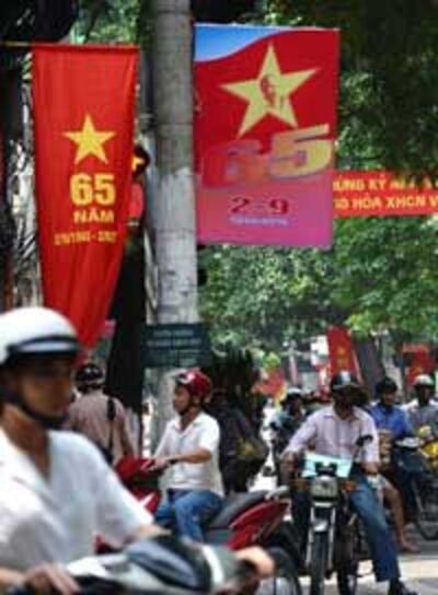 Áp phích băng rôn chào mừng Quốc Khánh 2/9 tại Hà Nội, ảnh chụp hôm 31/8/2010. AFP photo/Hoang Dinh Nam.