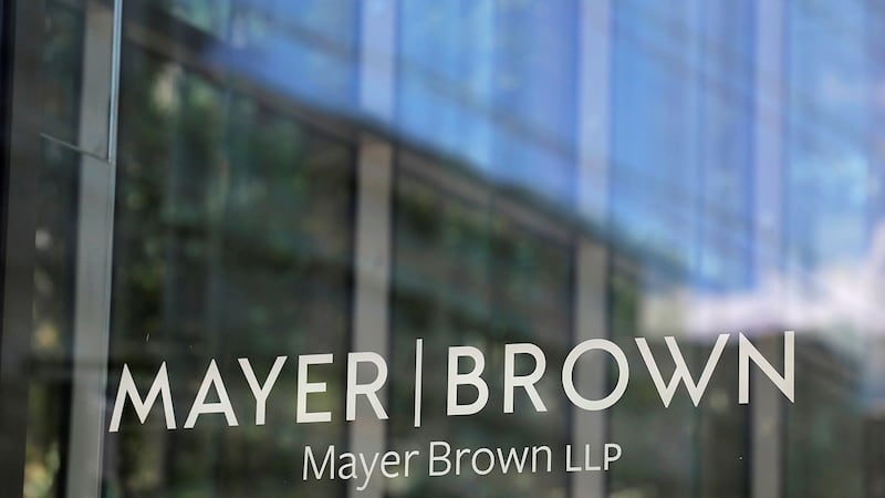 美国华盛顿特区的 Mayer Brown LLP 律师事务所标牌。（路透社）