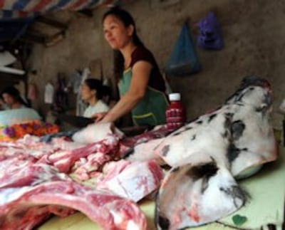 Thịt heo tươi được bày bán tại một chợ nhỏ ở Hà Nội. AFP