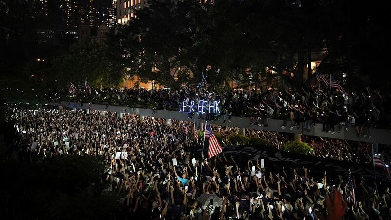 香港民众2019年10月14日在中环街头抗议（美联社）