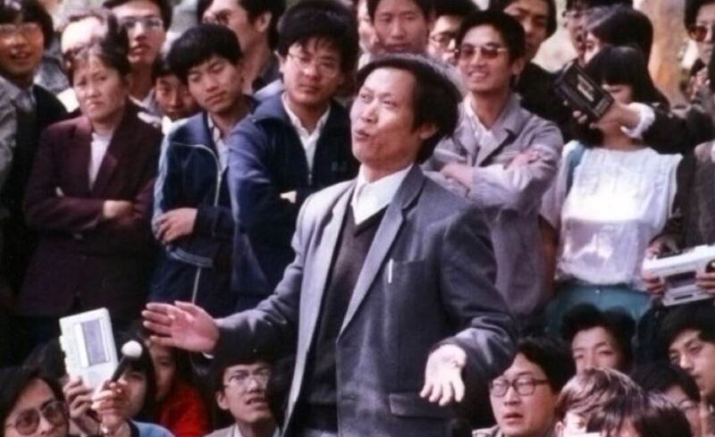 1989年5月12日，包遵信作为嘉宾参加北大民主沙龙作演讲。（六四档案/8964museum.com）