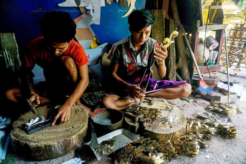 A shop worker carefully trims the pieces. (Myo Min Soe/RFA)