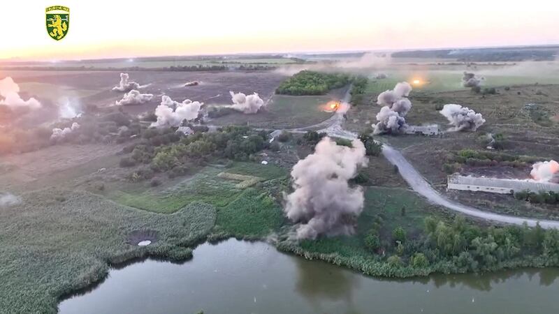 俄军近日攻向波克罗夫斯克。图为乌克兰无人机拍摄该城市以东俄军遭炮击画面。(Reuters TV/68TH SEPARATE JAEGER BRIGADE 'OLEKSY DOVBUSHA'/Handout via REUTERS )