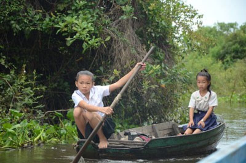 Các cháu bé chèo thuyền đến trường học (citizen photo)