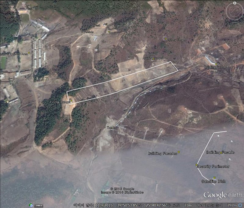 북한 평안북도 영변군 구산리에 새로 만들어진 군사훈련시설. 김정은 정권이 들어선 이후 최대 규모이다. 사진-구글 어스 캡쳐/커티스 멜빈 제공