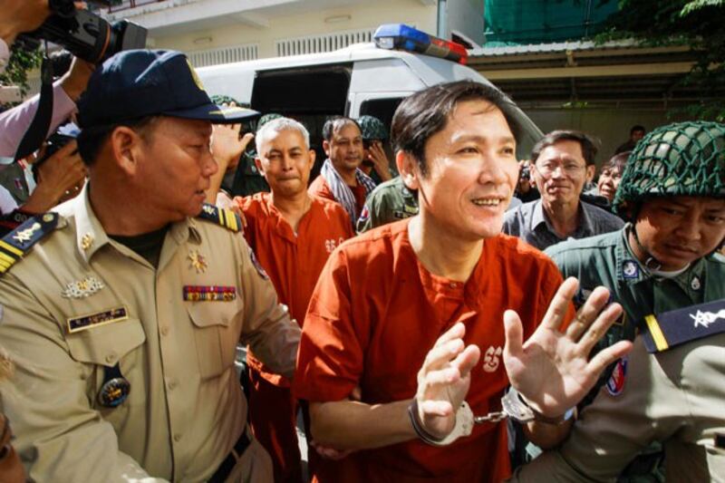 Adhoc staffers Ny Sokha, (foreground, C), Yi Soksan, (rear C) and Nay Vanda arrive at an appeals court in Phnom Penh, Cambodia, June 13, 2016. (Heng Sinith/AP)