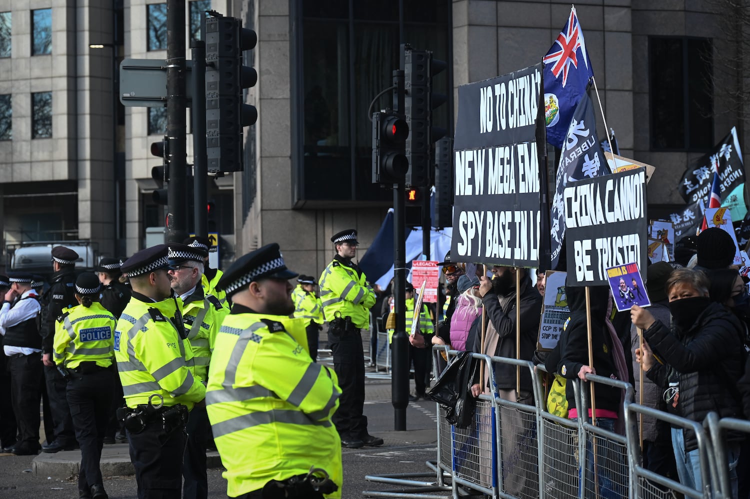 Die Polizei beobachtet, wie sich die Demonstranten am 15. März 2025 in der Nähe des vorgeschlagenen Ortes der chinesischen „Mega-Embassy“ in London versammeln.