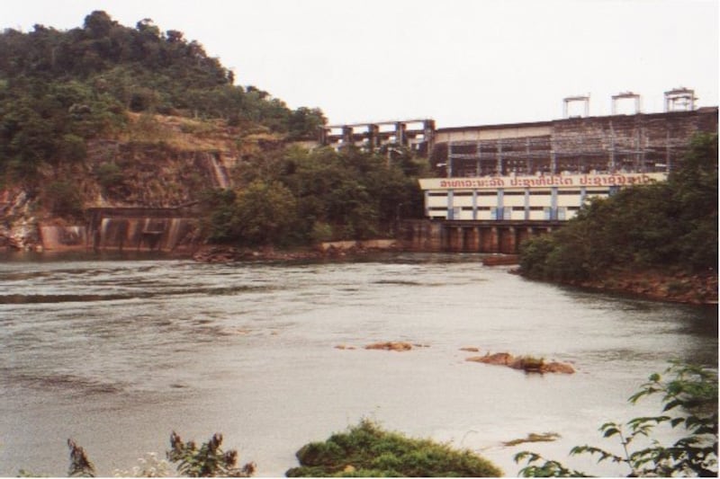 Nam Ngum con đập thủy điện đầu tiên 1971 của quốc gia Lào, tấm biểu ngữ giăng ngang con đập đánh dấu 25 năm thống nhất nước Lào 1975-2000. 