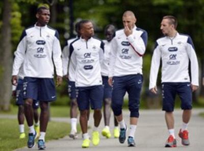 Đội tuyển Pháp trong buổi đi tập tại Clairefontaine-en-Yvelines, ngoại ô Paris: từ trái tiền vệ Paul Pogba, hậu vệ Patrice Evra, tiền vệ Karim Benzema và Franck Ribery 