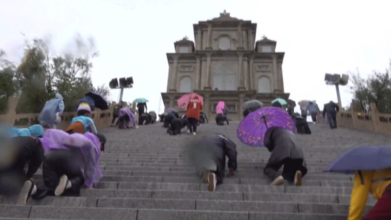 中国山西当局要求太原教区拆除洞儿沟七苦山圣母朝圣地部分建筑。在2019年9月15日，朝圣地主保瞻礼当天更封路，试图妨碍教友前往参与礼仪，但仍无阻过万教友出席。（图源：盐与光网页）