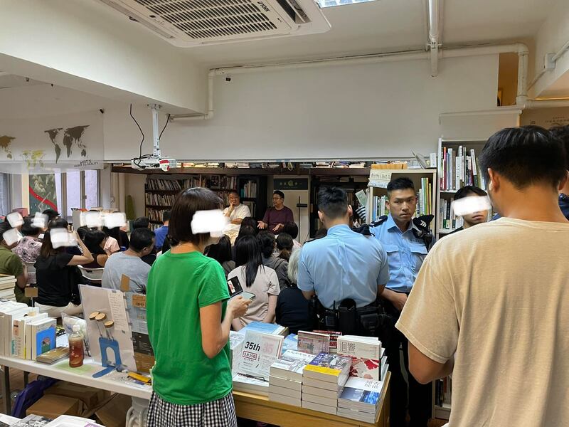 8月20日，朱江瑋聯同前立法會議員邵家臻在一拳書店辦《坐監情緒學》讀書會，遭港警到場「了解」。（朱江瑋個人專頁）